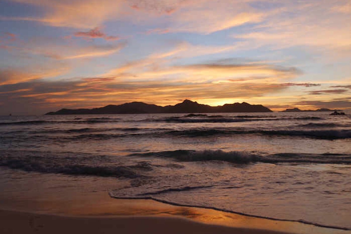 Farbiger Sonnenuntergang am Strand
