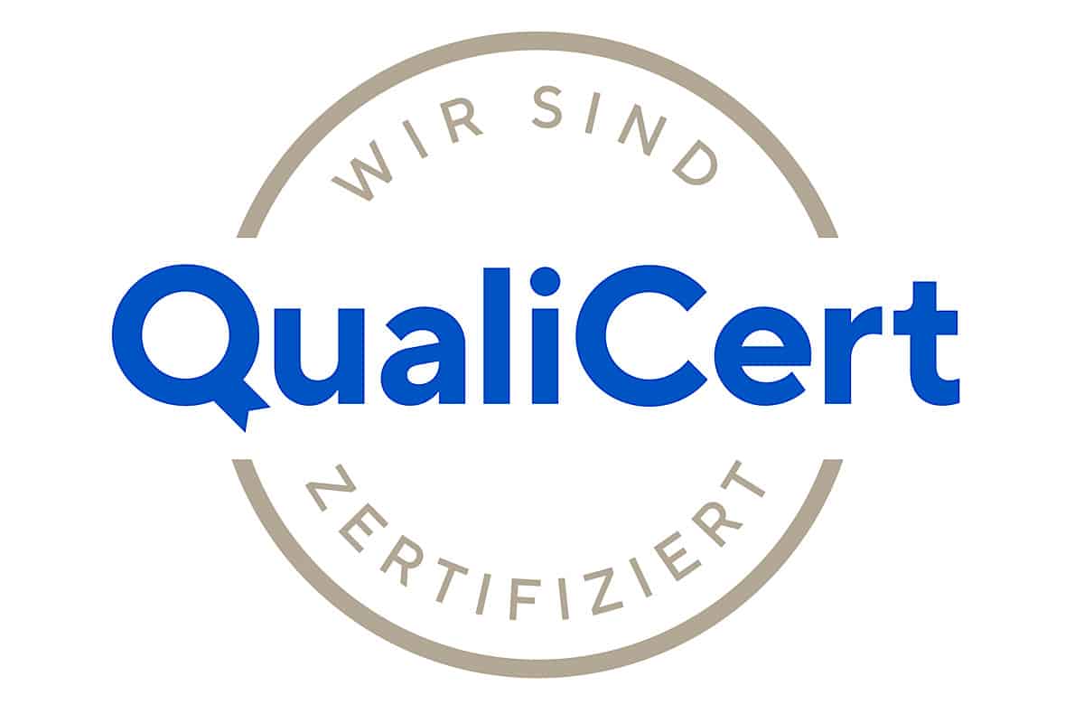 Logo von QualiCert mit dem Text „Wir sind zertifiziert“, der den Markennamen umgibt. Der Text ist in einer Mischung aus Blau- und Grautönen auf weißem Hintergrund gehalten.