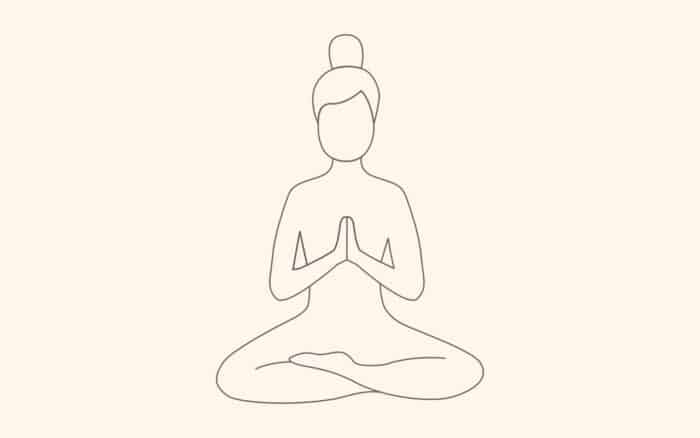Eine einfache Strichzeichnung einer Person in einer Meditationshaltung mit gekreuzten Beinen, die heitere Lebenskraft ausstrahlt und deren Hände in einer Gebetshaltung sind. Die Figur trägt eine Haarknotenfrisur und steht auf einem hellbeigen Hintergrund, der die ruhige Essenz des Yin Yoga verkörpert.