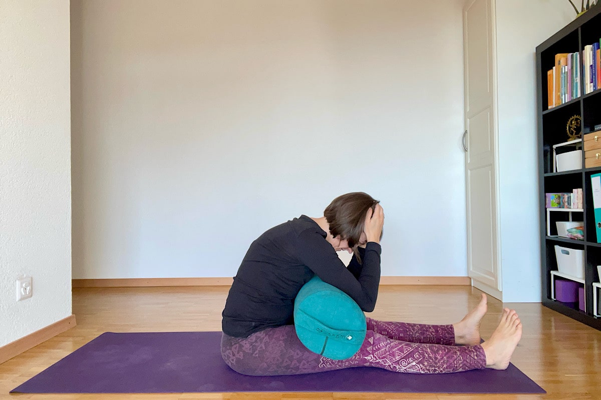 5 einfache Yin Yoga Übungen für Zuhause (+ PDF Download!)