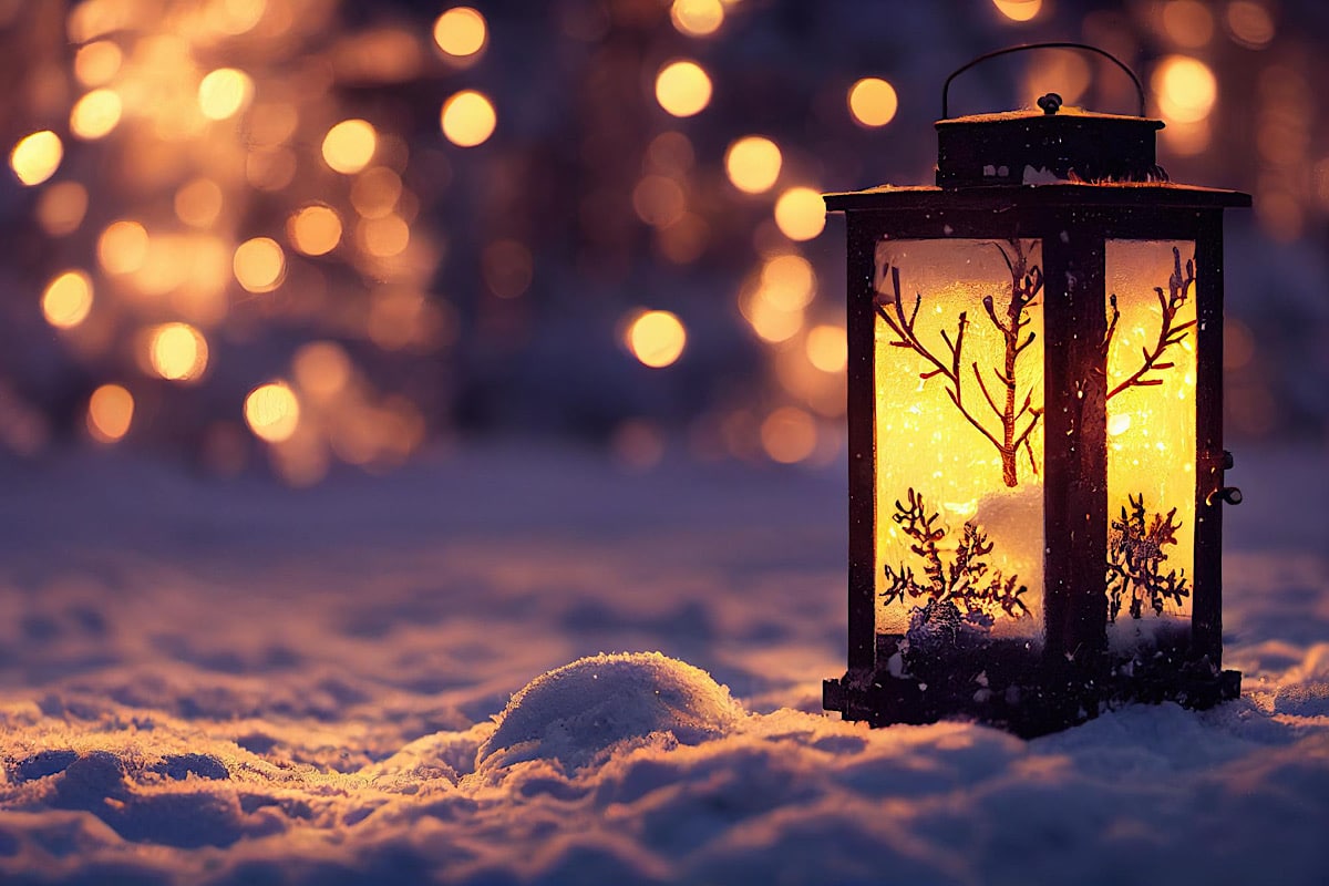 Eine leuchtende Laterne steht auf Schnee und verbreitet ein warmes, stimmungsvolles Licht.