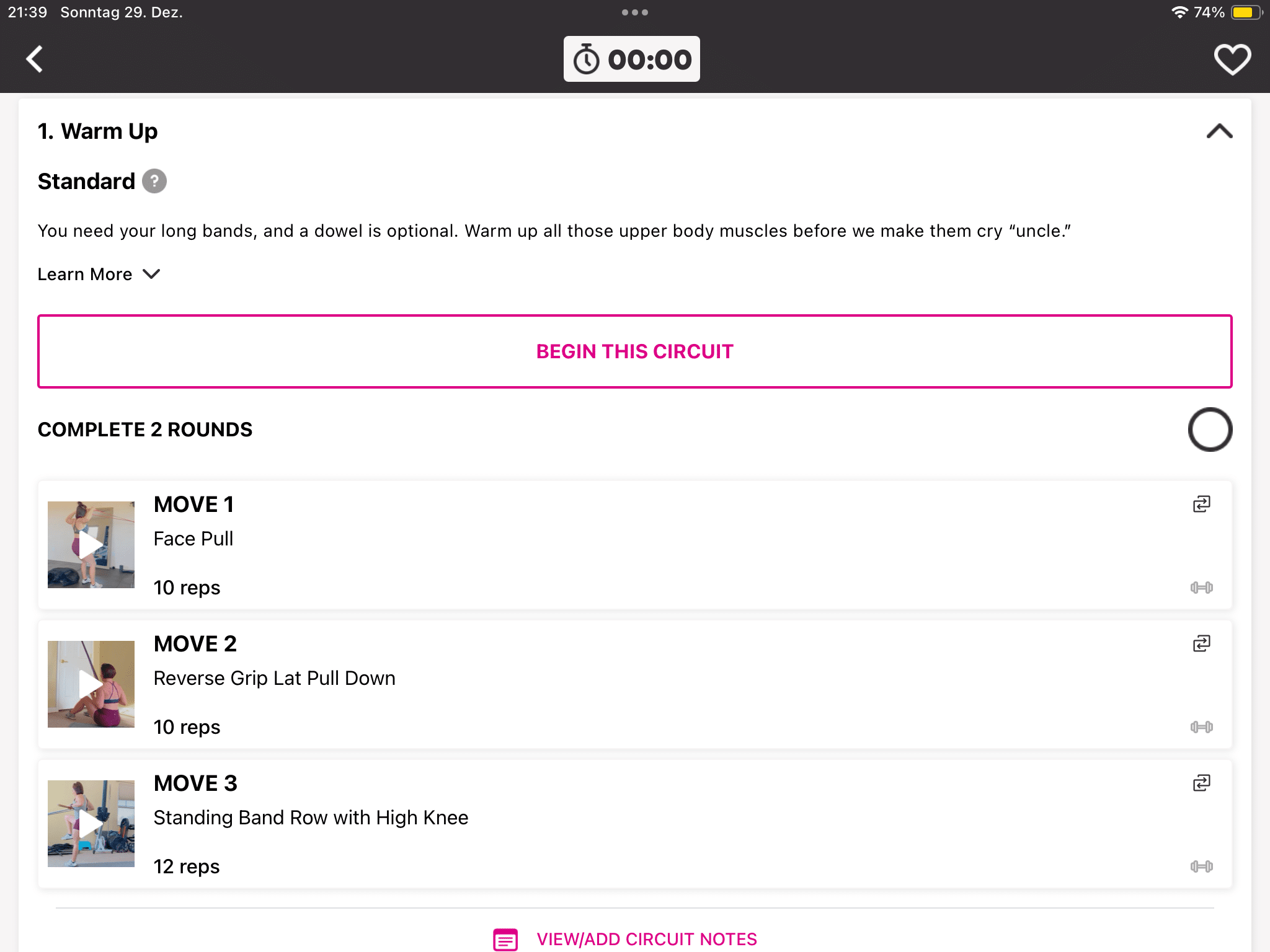 Der Bildschirm der Trainings-App präsentiert einen „Warm-Up“-Zirkel.